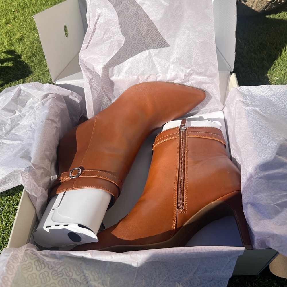 Bandolino Galayn 3 9.5
Brown Heeled Booties with Slim Heel and Short Shaft - Picture 3 of 11